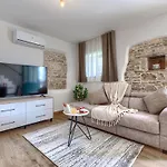 Tone I Maria By Interhome *