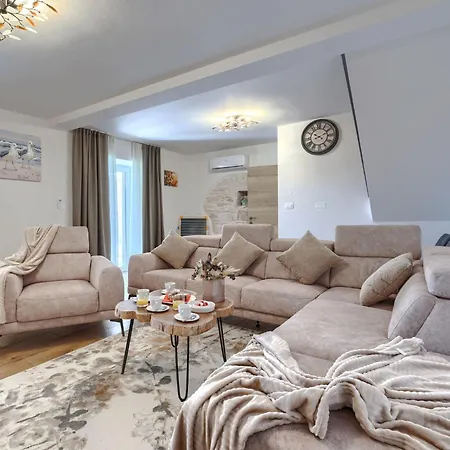 Tone I Maria By Interhome *